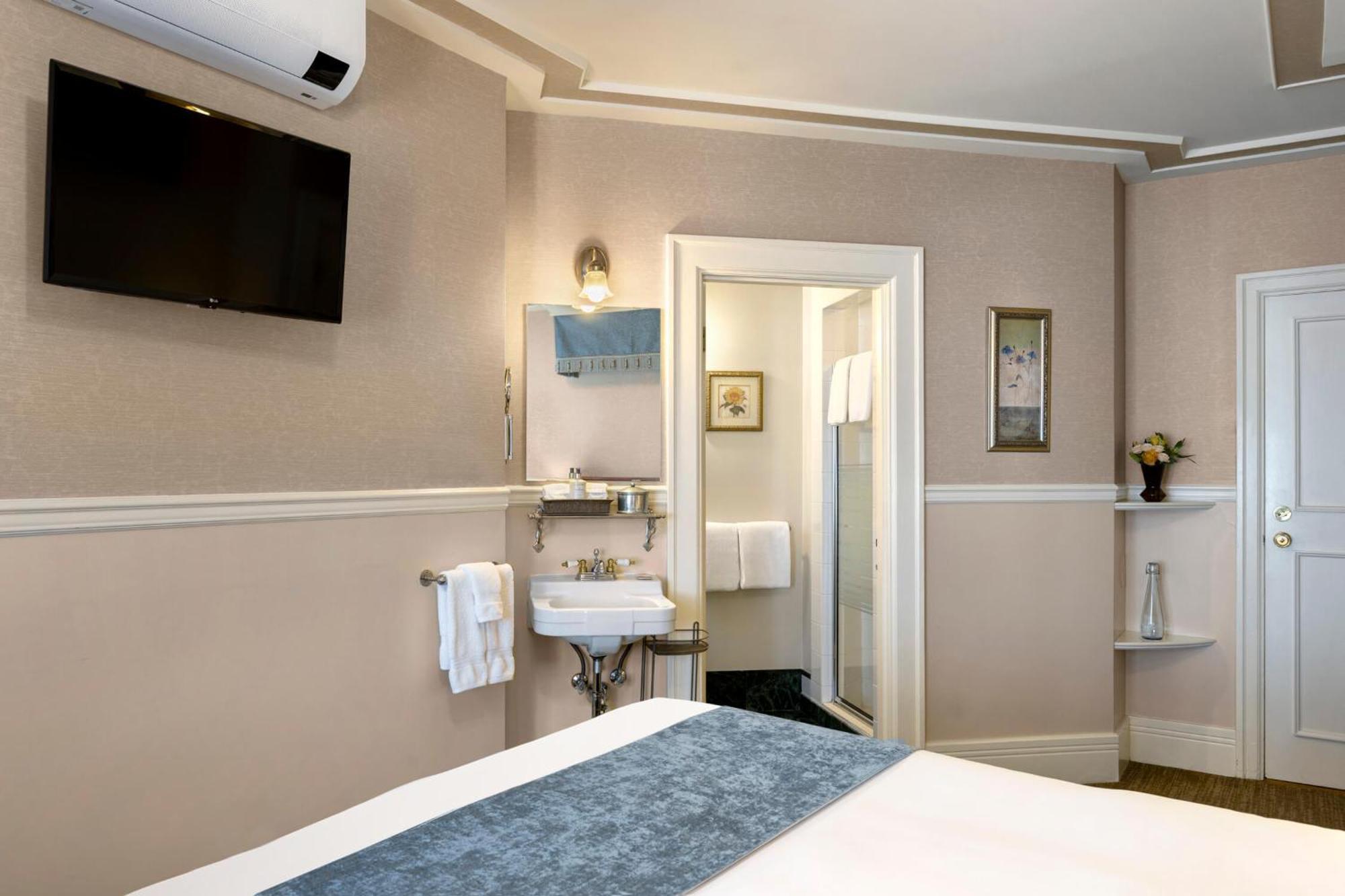 Standard Queen Room,1652750041:JPEG